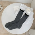Gerippte Crew-Socken in Dunkelgrau mit schwarzen, gewellten Doppelrollbündchen - Einheitsgröße / Dunkelgrau