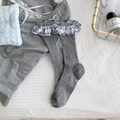 Hellgraue Ballett-Socken mit blauem Karomuster-Spitzenrand und weißer Schleife - Einheitsgröße / Grau