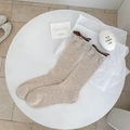 Minimalistische hafermehlfarbene Socken mit dunkelbraunem Rollsaum und Rippstrick-Textur - Einheitsgröße / Hellkaffee
