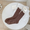 Dunkelbraune Baumwollsocken mit elegantem Rüschenrand und vertikaler Rippenstruktur - Einheitsgröße / Dunkelbraun