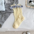 Zartgelbe Ballett-Socken mit blauem Karomuster-Rüschenrand und weißer Schleife - Einheitsgröße / Gelb