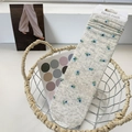 Atmungsaktive graue Mesh-Socken mit blauem Blumenmuster für Damen im Sommer - Grau mit blau-grünen Blumen