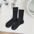 Calcetines grises clásicos con borde de volantes y textura de punto sobre fondo blanco - Talla única / Negro