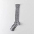 Chaussettes hautes en maille grise avec motifs ajourés verticaux de style vintage - Taille unique / Gris clair