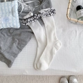 Chaussettes en coton côtelé blanc avec bordure en dentelle à carreaux et nœud blanc délicat - Taille unique / Base Blanche Noeud Noir