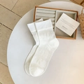 Weiße Socken mit gepunktetem Pointelle-Strickmuster und klassischem Rippbündchen - Einheitsgröße / Weiß