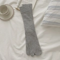 Grey split-toe over-the-knee socks with vertical knit stripes in soft cotton material - Light Gray