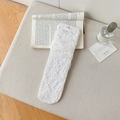 Weiße florale Spitzensocken im Ballett-Stil mit Hohlmustern auf beigem Hintergrund - Einheitsgröße / Weiß