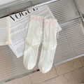 Spitzensocken in Creme-Weiß mit zartrosa Seidenschleifen und Rautenstrickmuster - Einheitsgröße / Cremeweiß