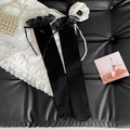 Süße schwarze Overknee-Socken mit Organza-Rüschen und Seidenschleifen auf dunklem Grund - Einheitsgröße / Schwarz