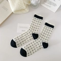 Chaussettes mi-hautes beige à pois noirs avec bordure à volants au style rétro chic - Rayure Verticale