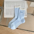 Calcetines acanalados azul claro con borde blanco y parche bordado sobre libro antiguo - Talla única / Azul