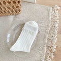 Dolci calzini bianchi con bordo a volant e coste verticali per un look estivo femminile - Taglia unica / Bianco