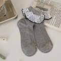 Chaussettes grises en tricot avec bordure en dentelle à pois blancs et côtes - Gris foncé