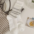 Calze beige a coste con bordo in pizzo e pois grigi in stile estetico minimale - Bianco Candeggiato