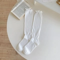 Calcetines altos blancos con volantes y textura de punto fino sobre madera - Talla única / Blanco