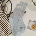Calze azzurre con trama ondulata rosa e toppa ricamata vintage di tendenza - Blu