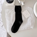 Breathable black mid-calf socks with vertical texture and ribbed cuffs for women - One Size / Black