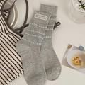 Chaussettes grises à pois bleus et étiquette en dentelle blanche au design élégant - Gris