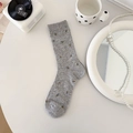 Chaussettes gris chiné avec broderie florale bleue et rose au style vintage doux - Gris