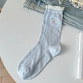 Hellblaue Baumwollsocken mit süßer Hundestickerei und weißem Rüschen-Spitzenbesatz - Einheitsgröße / Blau