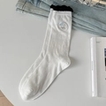 Weiße Socken mit schwarzem Rüschenrand, blauen Schleifenmustern und Welpenstickerei - Einheitsgröße / Gebleichtes Weiß