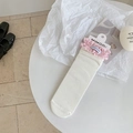 Calze bianche a coste con volant a quadri rosa e un'etichetta con lettera alla moda - Taglia unica / Base Bianca Fiocco Rosa