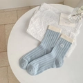 Hellblaue Rippsocken mit Herzstickerei und cremeweißen Kontrastbündchen - Einheitsgröße / Blau