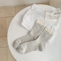 Hellgraue mittelhohe Socken mit weißen Rippbündchen und blauer Herz-Stickerei im Detail - Einheitsgröße / Hellgrau