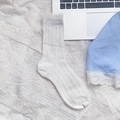 Weiße Socken aus Baumwolle mit vertikalen Streifen und zarten Rüschenrändern - Spitzenkante (Weiß)