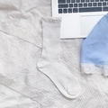 Weiße Socken mit Spitzenbesatz, vertikaler Rippstruktur und süßem Rüschendesign am Rand - Rüschenkante (Weiß)