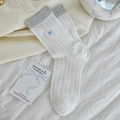 Calze bianche a coste con bordo grigio e ricamo blu a forma di fiocco a cuore - Taglia unica / Bianco