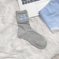 Calze medie in cotone grigio con fiocco a quadretti blu e bordi elasticizzati con volant - Fiocchetto (A104-4)