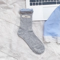 Hellgraue Strick-Crew-Socken mit blauem Wellensaum und minimalistischem Doulai-Label - Rippenbündchen (Grau)