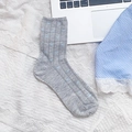 Graue Baumwollsocken mit blauen Herzmustern und Rippenstruktur für süßen Stil - Vertikale Herzen (Grau)
