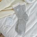 Calze grigie a coste con toppa a cuore bianca e ricamo a fiocco blu stile giapponese - Taglia unica / Grigio chiaro