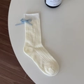 Cremeweiße Netzstricksocken mit eleganten hellblauen Schleifendetails für Damen - Weiß mit Blauer Schleife