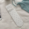 Weiße Ballettsocken mit schwarzen Punkten und gerippten Bündchen auf Stoff - Einheitsgröße / Weiß