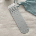 Hellblaue Socken mit roten Punkten und Spitzenborte im Ballett-Stil für Damen - Einheitsgröße / Blau