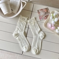 Beigefarbene Netzsocken mit Schleife, Perlenakzenten und Rüschensaum im süßen Stil - Weiß