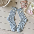 Hellblaue Netzsocken mit weißen Schleifenperlen und eleganten Rüschenbündchen - Blau
