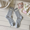 Chaussettes grises en maille avec nœud blanc, perle et motif ajouré vertical - Gris