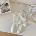 Weiße Söckchen mit Rüschenrand, Schleifen und Perlen für Mary Jane Schuhe - Einheitsgröße / Weiß
