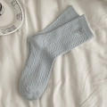 Light blue cable knit mid-calf socks featuring a delicate silver metal bow pendant - One Size / Blue