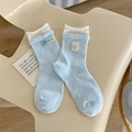 Calcetines azul claro con borde enrollado blanco, detalle de botón y parche de perrito - Azul