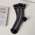 Schwarze Netzsocken mit Punkten, Rüschensaum und dekorativen weißen Kunstperlen - Einheitsgröße / Schwarz