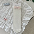 Cremeweiße Socken mit rosa Schleifen und Spitzenbesatz mit vertikaler Strickstruktur - Einheitsgröße / Gebrochenes Weiß