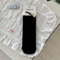 Schwarze Socken im koreanischen Stil mit weißem Spitzenrand und Schleife auf weißem Stoff - Einheitsgröße / Schwarz