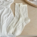 Witte kanten kuitkousen met knoopdetail en ruches op een houten achtergrond - Eén maat / Wit