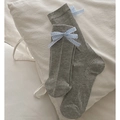 Chaussettes grises côtelées avec un nœud à carreaux bleu clair sur un lit blanc - Taille unique / Gris